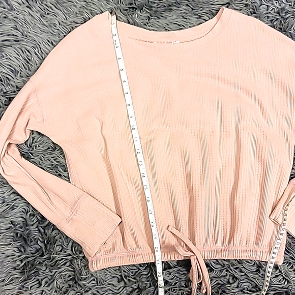 🌷Pink Rose Textured Cinched Top - Picture 5 of 6